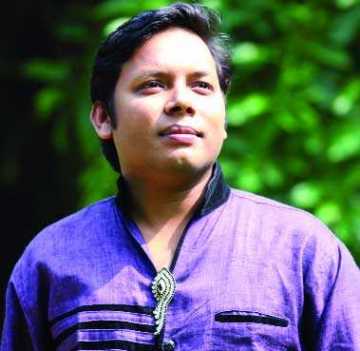 রাউন্ডটেবিল নিয়ে মানিক