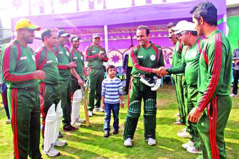 ব্যাট গ্লাভস শোকেসে তুললেন গুল্লু 