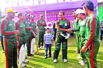 ব্যাট গ্লাভস শোকেসে তুললেন গুল্লু 