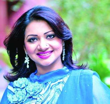 দুই মেয়ের সঙ্গে আঁখি