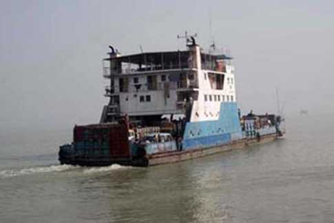 পাটুরিয়া-দৌলতদিয়ায় ফেরি চলছে
