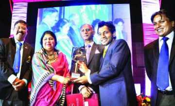 মুশফিকুর রহিমের হাতে বর্ষসেরা পুরস্কার 