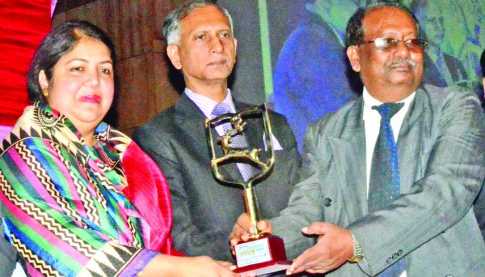 ড. শিরীন শারমিন চৌধুরীর হাত থেকে পুরস্কার নিচ্ছেন ইসলামী ব্যাংক