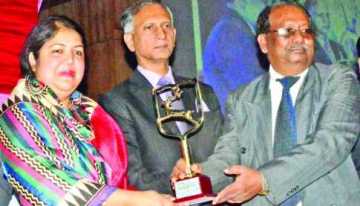 ড. শিরীন শারমিন চৌধুরীর হাত থেকে পুরস্কার নিচ্ছেন ইসলামী ব্যাংক