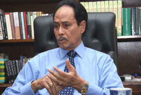 নারী প্রর্থীদের সাক্ষাৎকার নিচ্ছেন এরশাদ