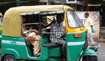 কলকাতায় অটোচালকের গুণ্ডামি