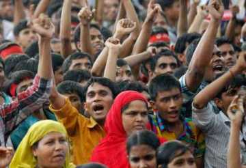 সাভারে পোশাক শ্রমিকদের অবস্থান কর্মসূচি
