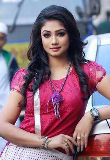 বেইলী রোডের নায়িকা এখন \\\'শোরুমে\\\'