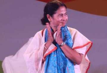 উদ্বোধককে দাঁড় করিয়ে বইমেলার উদ্বোধন করলেন মমতা