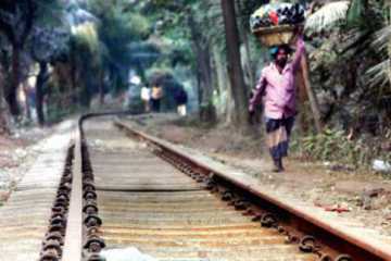 সাড়ে ৩ ঘণ্টা পর ঢাকা-চট্টগ্রাম ট্রেন চালু
