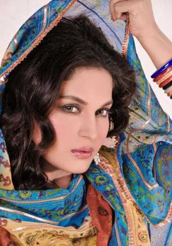 মৌলভীর কাছে শপথ নিলেন ভিনা মালিক
