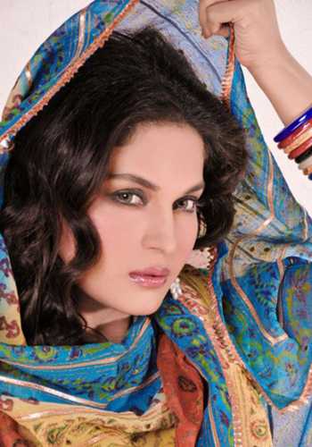 মৌলভীর কাছে শপথ নিলেন ভিনা মালিক
