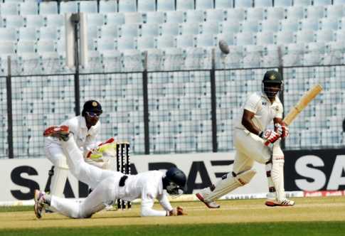 টেস্ট বাঁচাতে খেলছে বাংলাদেশ