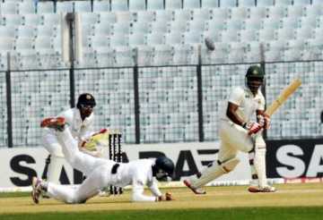 টেস্ট বাঁচাতে খেলছে বাংলাদেশ