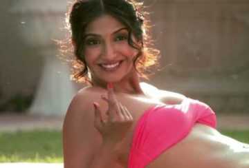 এবার বিকিনিতে সোনম