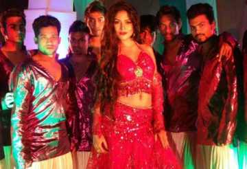 পিয়া এবার আইটেম গার্ল
