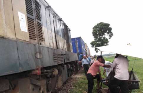 খুলনা রাজশাহী রুটে ট্রেন যোগাযোগ বন্ধ