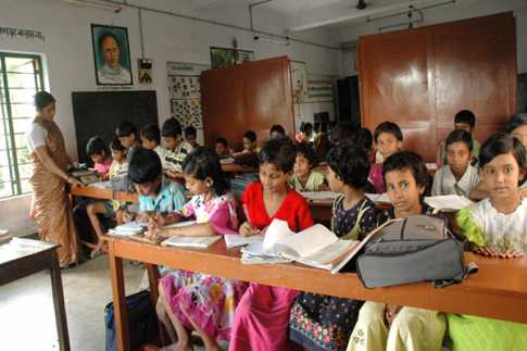 পশ্চিমবঙ্গে শিক্ষকদের বেতন বন্ধের সুপারিশ