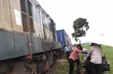 খুলনা রাজশাহী রুটে ট্রেন যোগাযোগ বন্ধ