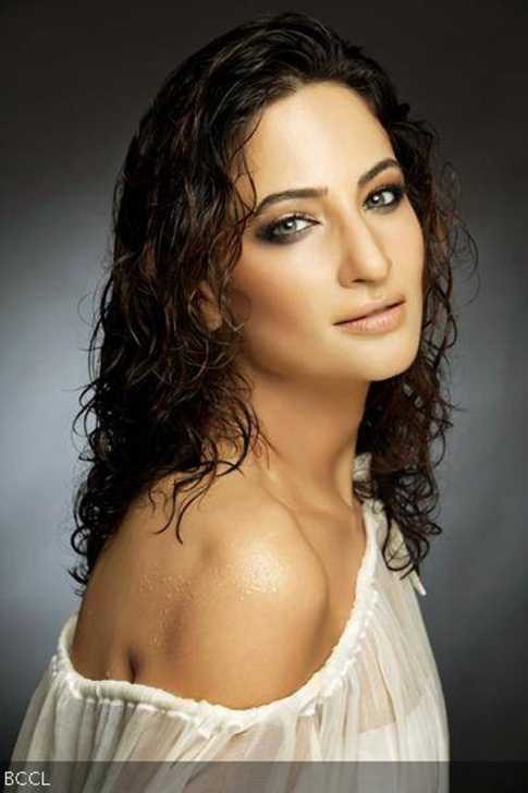 বিয়ে করছেন রাকশানদা খান