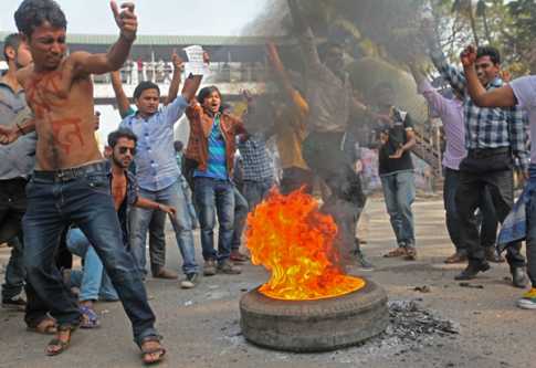 জবি এলাকা রণক্ষেত্র, পুলিশসহ আহত শতাধিক

