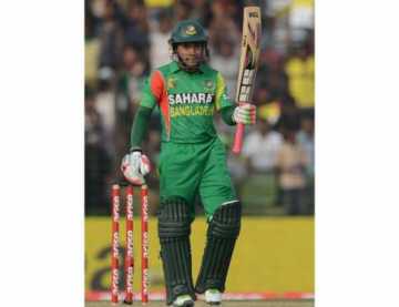 মুশফিকের বুকে আঘাত হানলো বরুণের বল