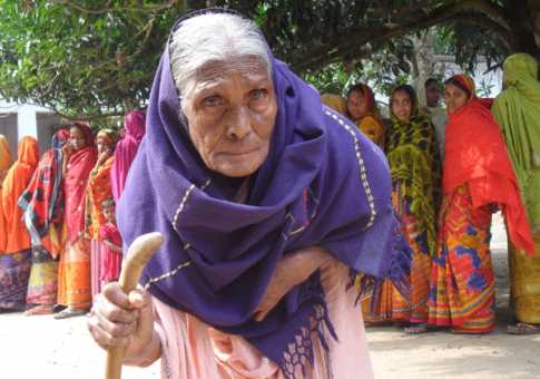 চাঁপাইনবাবগঞ্জে উৎসবমুখর পরিবেশে ভোটগ্রহণ চলছে