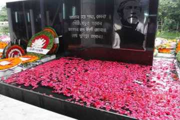 বঙ্গবন্ধুর প্রতিকৃতিতে প্রধানমন্ত্রীর শ্রদ্ধা