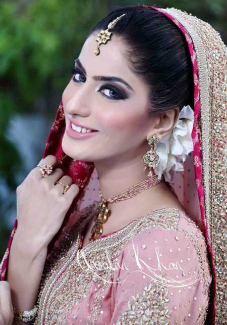 পাকিস্তানি অভিনেত্রী সানা খান নিহত