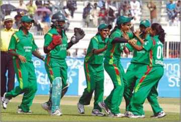 ১০২ রানের টার্গেটে ব্যাট করছে সালমারা