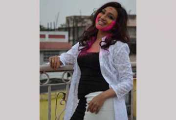 হোলিতে মাতলেন ঋতুপর্ণা
