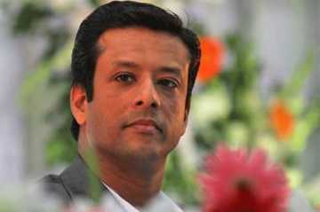 পীরগঞ্জে বাবার কবর জিয়ারত করলেন জয়