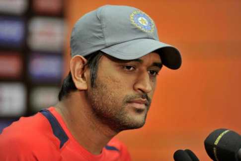 ধোনির ১০০ কোটি টাকার মানহানি মামলা
