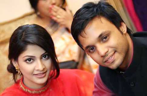 কানামাছি খেলছেন সারিকা