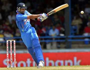 জয়ের লক্ষে ব্যাট করছে ধোনী বাহিনী