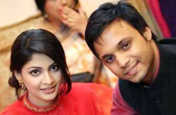 কানামাছি খেলছেন সারিকা