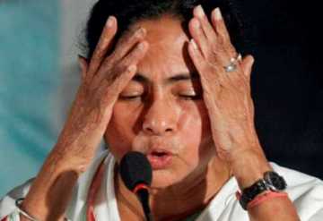 অল্পের জন্য বেঁচে গেলেন মমতা