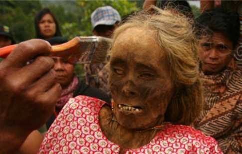 নিজ বাড়িতে প্রাকৃতিক উপায়ে মমি হলেন এক নারী
