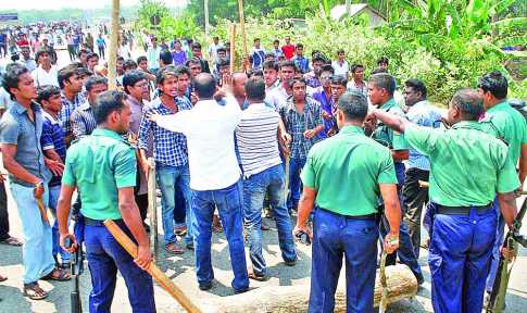 বরিশালে শিক্ষার্থীদের সঙ্গে র‌্যাব পুলিশের সংঘর্ষ, গুলি