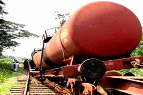 চাঁদপুরে তেলবাহী ট্রেনের বগি লাইনচ্যুত
