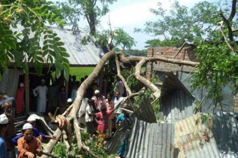 কালবৈশাখী ঝড়ে ১৩ জনের মৃত্যু