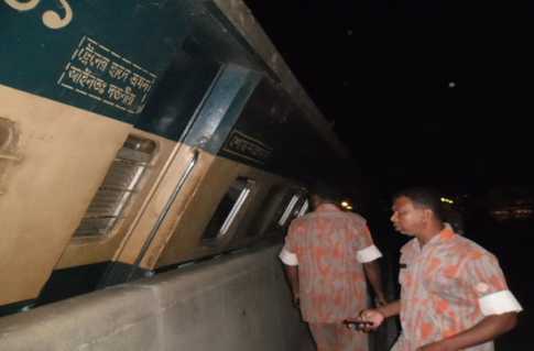 বঙ্গবন্ধু সেতুতে লাইনচ্যুত ট্রেনের উদ্ধার কাজ চলছে