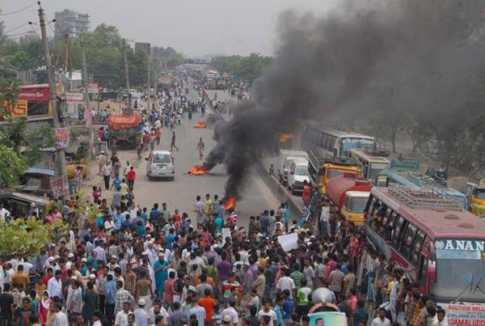 পুলিশের আশ্বাসে ঢাকা-চট্টগ্রাম মহাসড়ক অবরোধ প্রত্যাহার