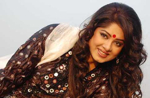 ইউটিউবসহ নানা বিতর্কে মৌসুমী