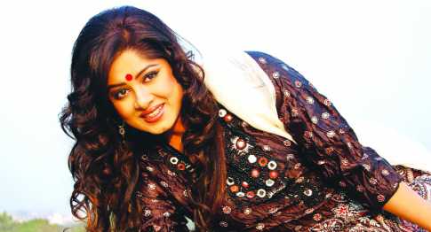 ইউটিউবসহ নানা বিতর্কে মৌসুমী