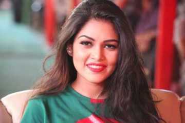 পড়ার টেবিলে ব্যস্ত পিয়া