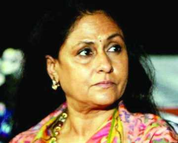 সাংবাদিকের কলার ধরলেন জয়া!