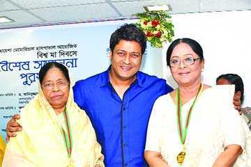 মা দিবসে দুই মাকে সম্মাননা 