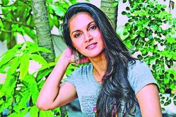 আবার ক্যামেরার সামনে 