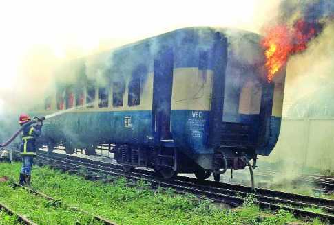 কালনি এক্সপ্রেসে আগুন, তিনটি বগি ভস্মীভূত